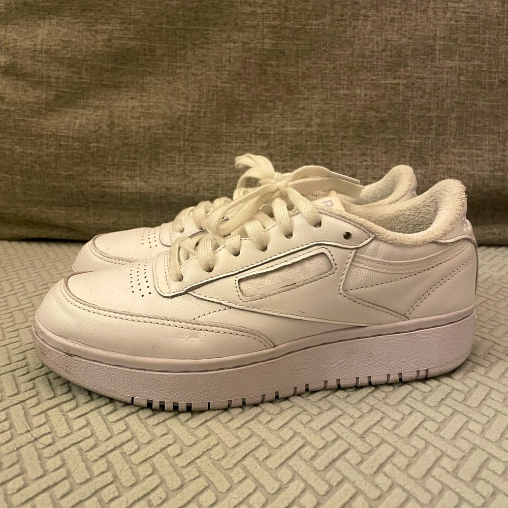 Used but good shape Platform Reebok Classics. 7.5W